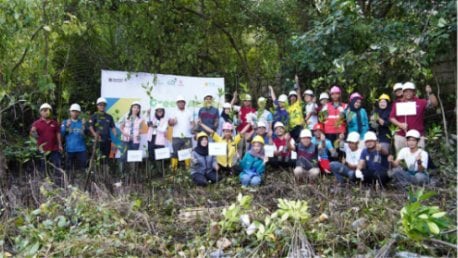 Peserta penanaman mangrove berfoto bersama